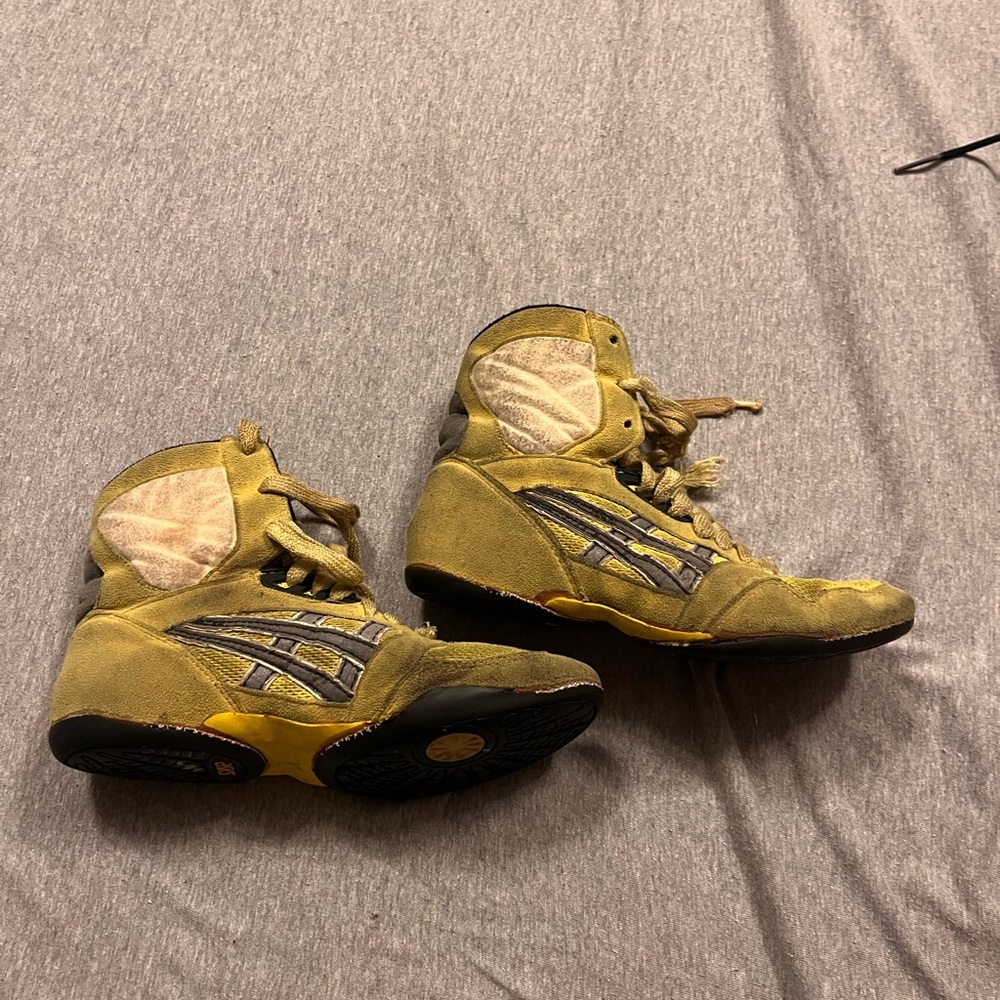 Old asics yellow wrestling shoes size 5 1/2